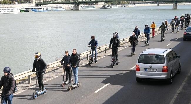 A rollerekre is kötelező biztosítást kötni - Ennyi az éves díja