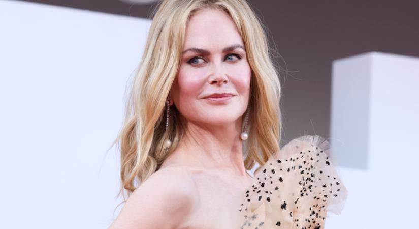 Köldökig kivágott ruhában mutatta meg gyönyörű alakját Nicole Kidman: ez az éjfekete estélyi maga az álom