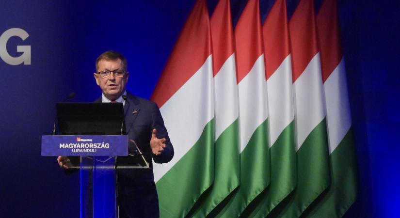 Orbán Balázs szerint már guggolva is kibírják, amíg Matolcsy György távozik a Magyar Nemzeti Bank éléről