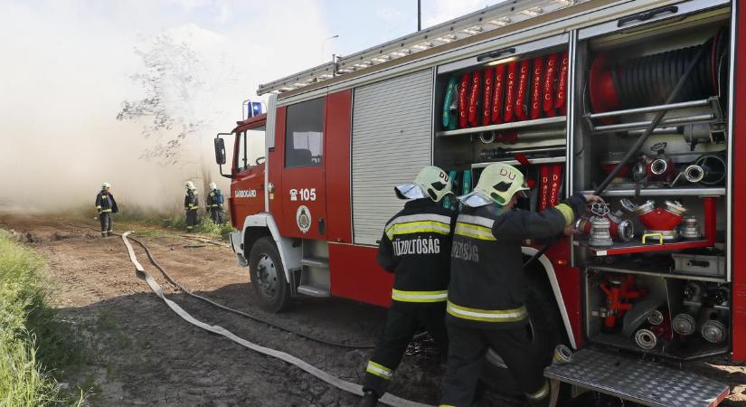 Ezer tonnányi papírszemét ég Szolnoknál, nagyon súlyos a helyzet