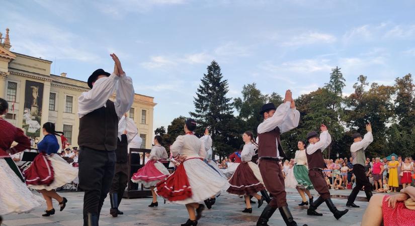 Bábabokra, a néptánc kisteleki szivárványa