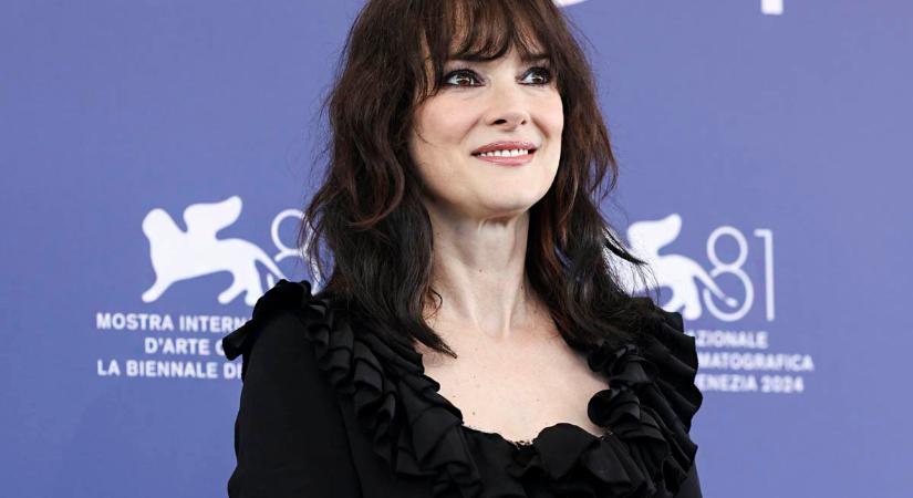 Az 52 éves Winona Ryder tűzpiros magassarkúban pózolt: ritkán vállal ilyen fotózást