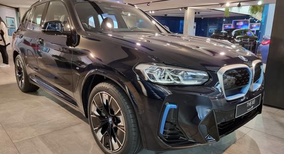 Elektromos BMW-vel bővült a hajdúsági rendőrök autóparkja