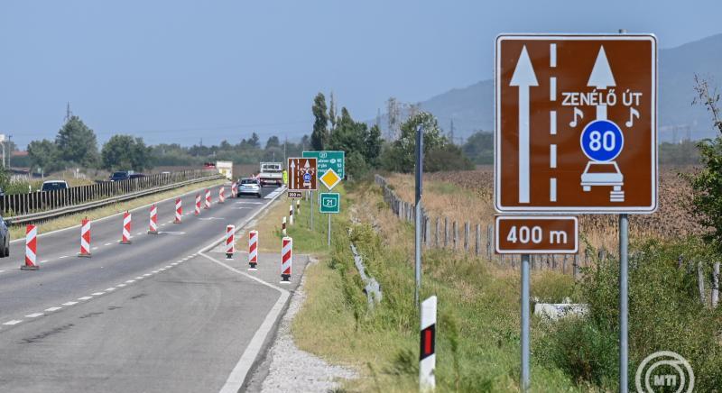 Zenélő útburkolat: az Ismerős Arcok együttes Nélküled című száma csendül fel