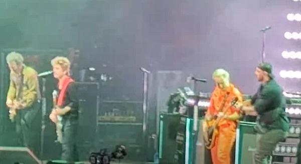 Félbeszakadt a Green Day koncertje egy drón miatt (videó)