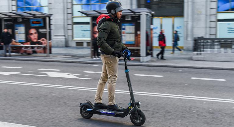 Madridban megunták a felelőtlenül közlekedő turistákat, betiltják az e-rollereket