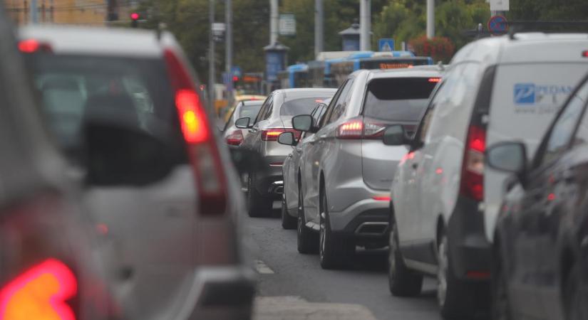 Közlekedési káosz várható a hétvégén Budapesten: hidakat és rakpartokat is lezárnak