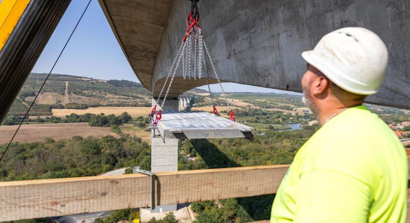 Látványos sarucsere során emelték meg a Kőröshegyi völgyhidat – videó