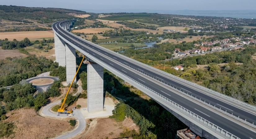 A tervezett ütemben zajlik a saruk cseréje a Kőröshegyi völgyhídon - FOTÓK