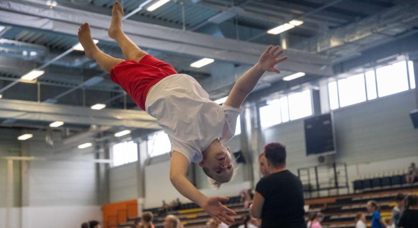 18 különböző sportágat próbálhattak ki a gyerekek Tatán videó, fotók