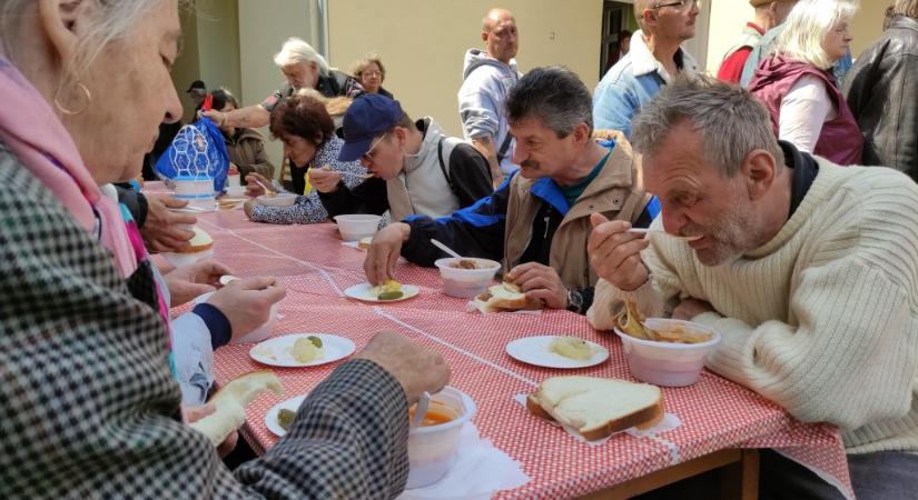 Vasárnap a Mátyás utcán lesz a ruha- és ételosztás