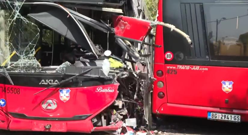 Tizenegy, köztük két súlyos sérültje van a belgrádi buszbalesetnek