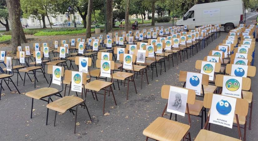 Üres székek hosszú sorával hívták fel a figyelmet az iskola nélkül maradt szegedi diákokra