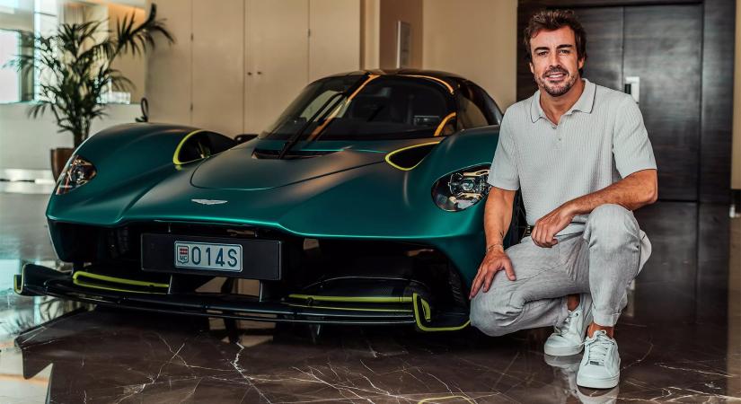 Fernando Alonso átvette saját Aston Martin Valkyrie-ját