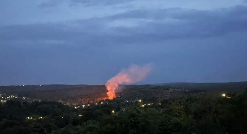 Hatalmas lángokkal ég a miskolctapolcai Barlangfürdő gyógyászati részlege