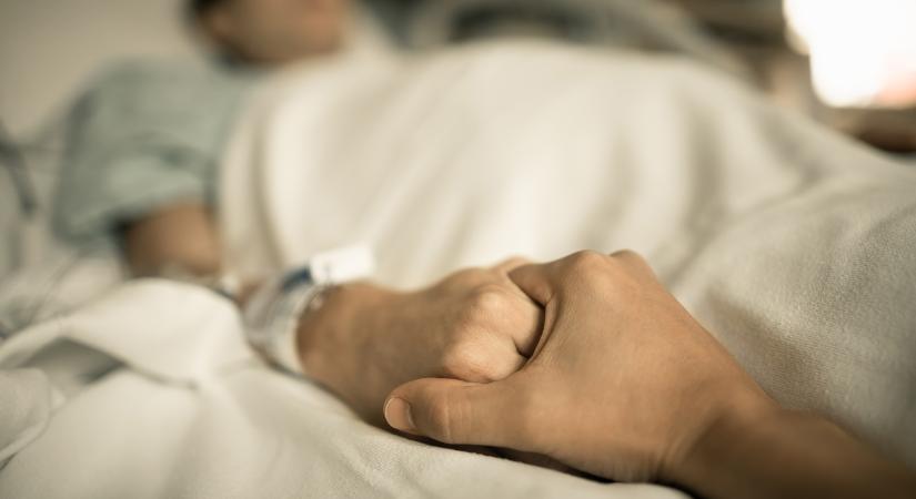 A hospice nővér ismerteti azt a 4 szakaszt, amelyen az emberek a haldoklás során végigmennek