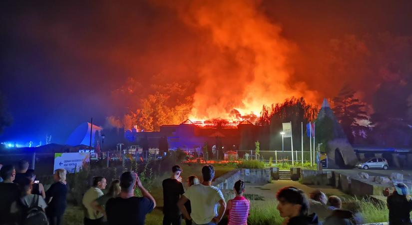 Lángol a miskolctapolcai Barlangfürdő