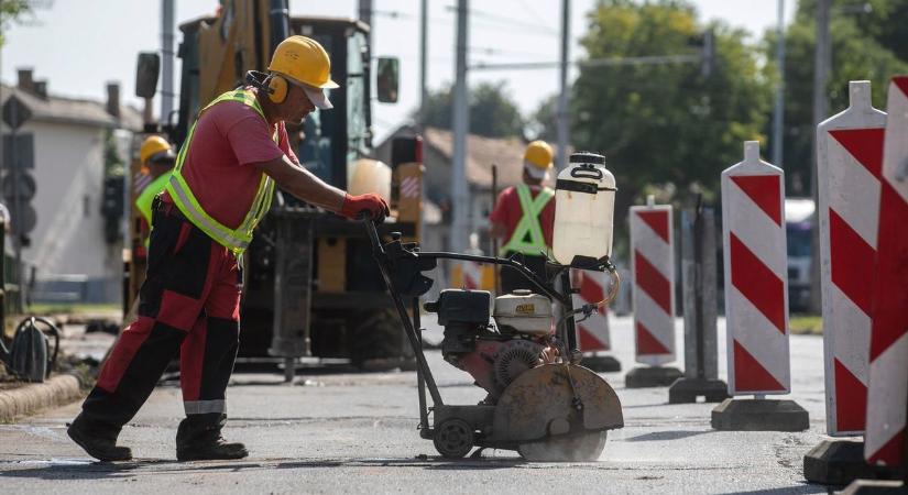 Ezeken az utakon végeznek munkálatokat a szakemberek a Jászkunságban