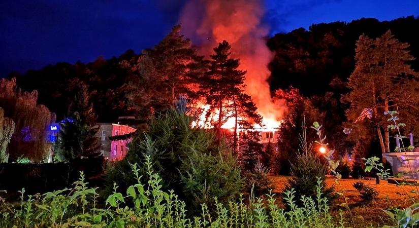 Eloltották a Miskolctapolcai Barlangfürdőben kitört tüzet  videó