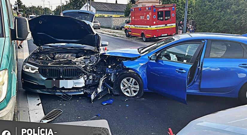 DURVA karambol: Egy BMW és egy Kia ütközött egymással Pozsony közelében