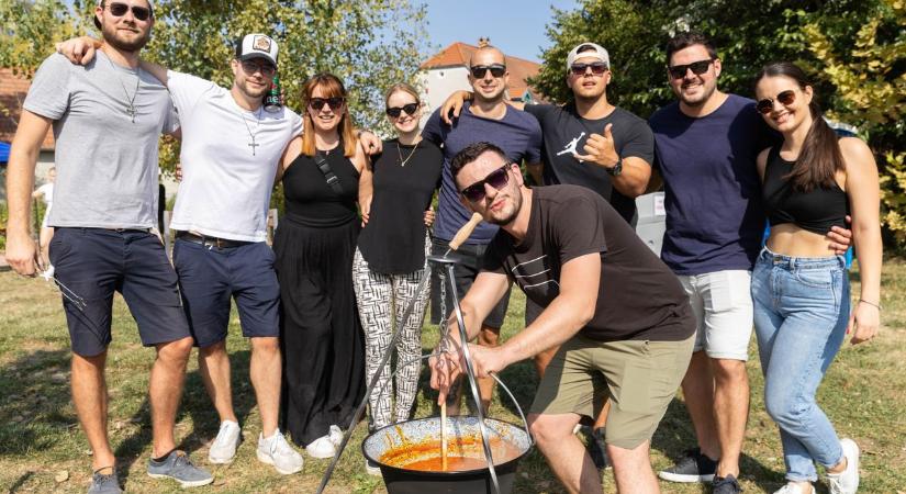 Csaknem 40 kondérban rotyogtak az őszi ízek videó, fotók