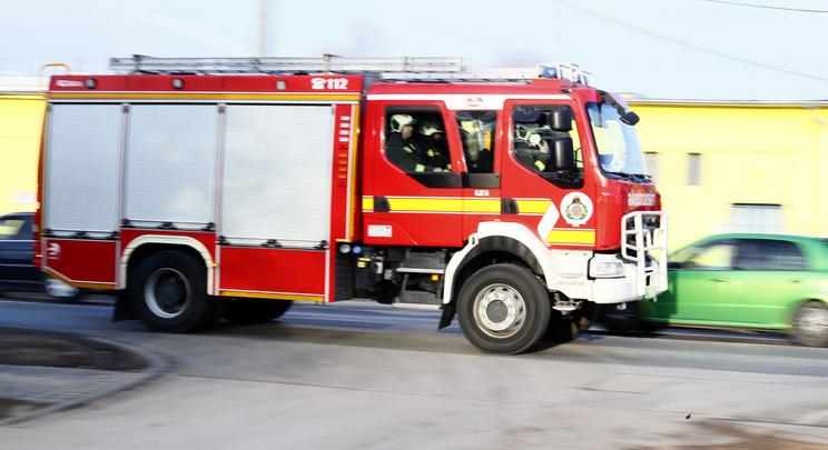 Autók gyulladtak ki egy budapesti telephelyen