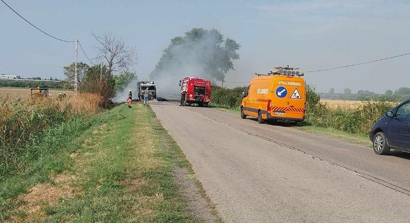 Kigyulladt egy nyerges vonató Apcnál, az oltásban a salgótarjáni tűzoltók is segítettek