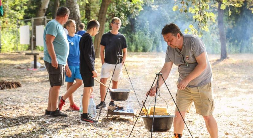 Gulyásfesztivál: dámszarvaspörkölt is fő a bográcsokban – galériával és videóval