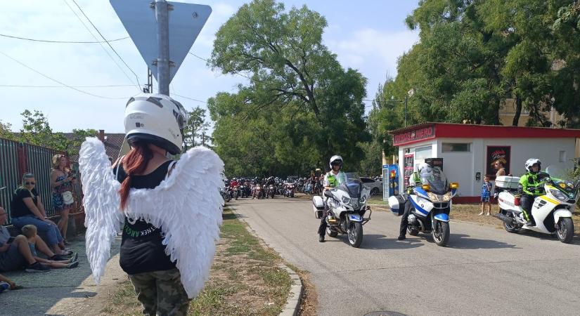 Motorosok Esztergomnál: 10. alkalommal bőgtek fel a vasparipák videó