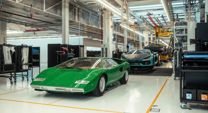 Ötven év után visszatért a gyártósorra a Lamborghini Countach