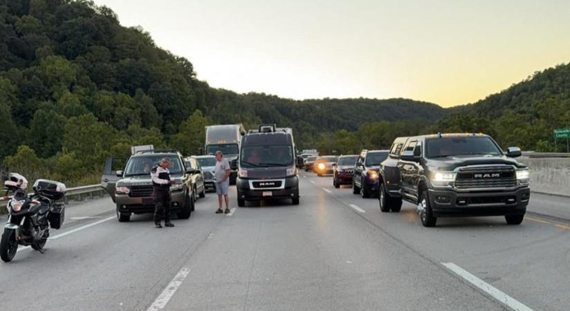 A rendőrség hajtóvadászatot folytat egy fegyveres ellen, aki kocsikra nyitott tüzet az I-75-ösön Kentuckyban