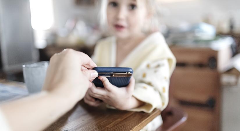 Felmentést kaptak a cukorbeteg gyermekek, nem kell leadniuk a mobilt