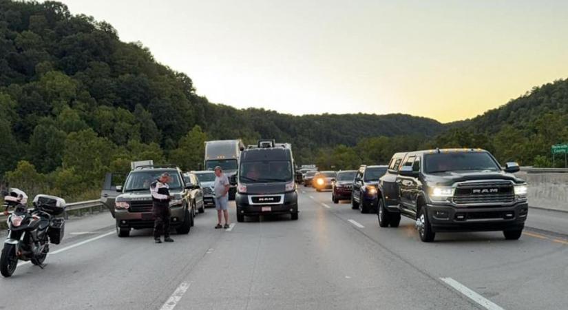 Hét ember megsérült, amikor autópályán nyitott tüzet egy fegyveres Kentucky államban