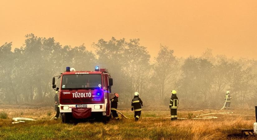 A tűzoltóknak sikerült elfojtaniuk a lángokat Csönge külterületén, az utómunkálatok zajlanak