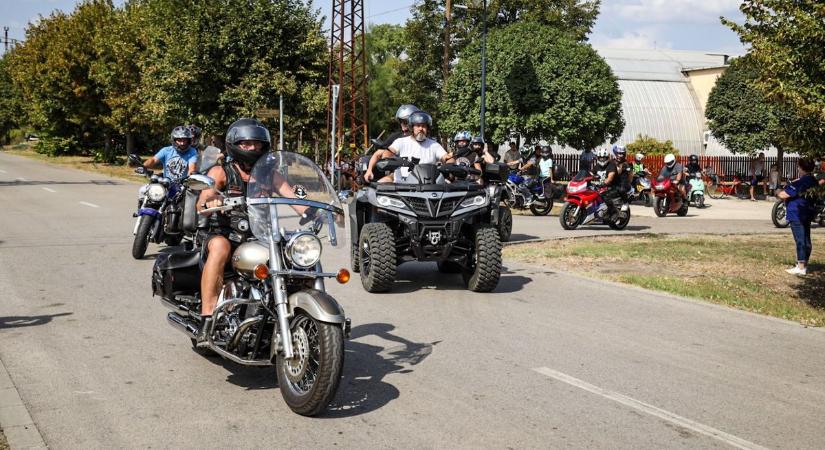 Az újszászi idősotthonba is betoppantak a motoros felvonulás résztvevői – videóval, galériával