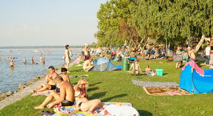 Strandolni és lopni ment a Balatonra a komárom-esztergomi nő