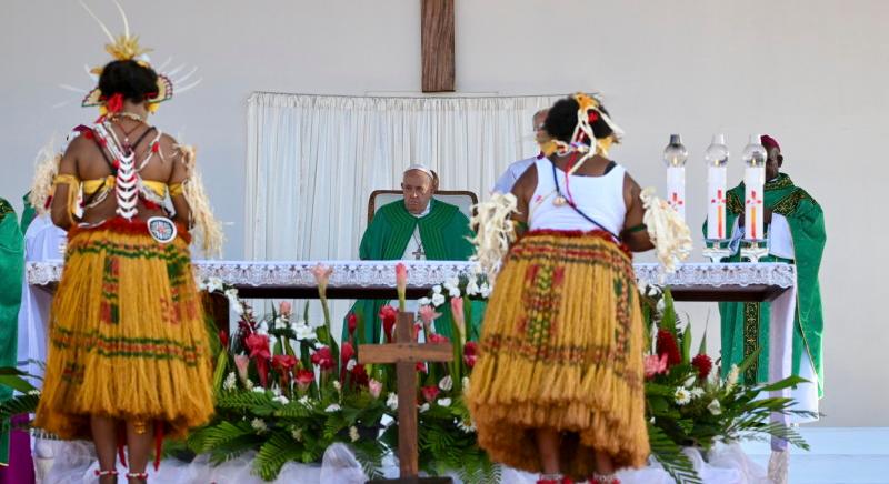 Pápua Új-Guinea fővárosában több tízezer hívő előtt misézett Ferenc pápa