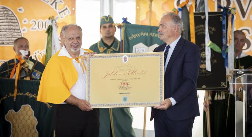 Nagyra becsülik és kiemelten támogatják a méhészek munkáját