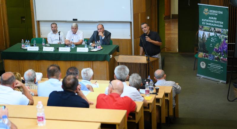 Szakmai tanácskozás a hazai kukorica- és napraforgótermesztésben a Debreceni Egyetemen