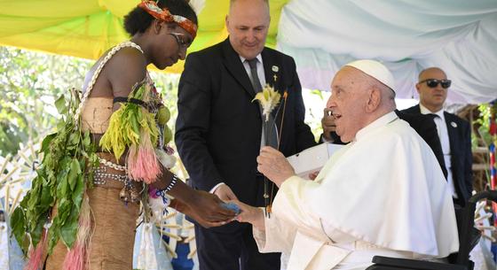 Pápua Új-Guineában, helyi viseletben misézett a pápa