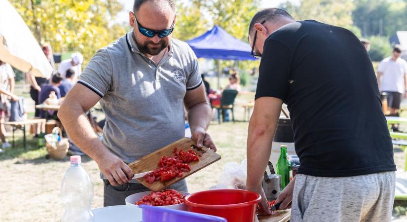 Őszi ízek deszkákon, tányérokban, bográcsban, grill lapon és poharakban  képek