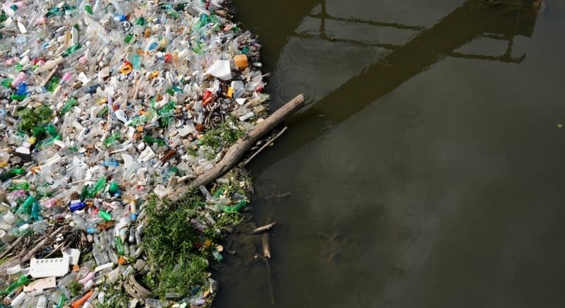 Alig látszik a szeméttől Koszovó egyik fő folyója