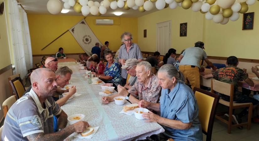 Több mint ötszáz adag bolognai húsos tésztát főztek a rászorulóknak a Mátyás utcai Olvasókörben vasárnap