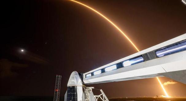 Rakétabaleset: földre parancsolták a SpaceX Falcon 9-eseit