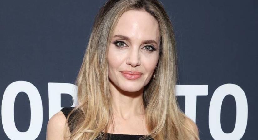 Angelina Jolie balesetet szenvedett fiával állt a vörös szőnyegre: megmutatta heges arcát Pax