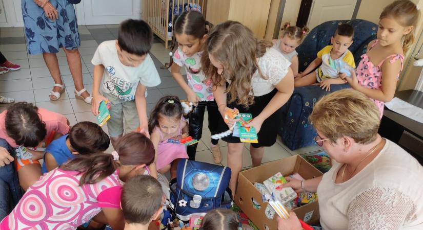 A tanév elején is mosolyt csaltak a rászoruló gyerekek arcára a Szent Lázár Lovagrend tagjai