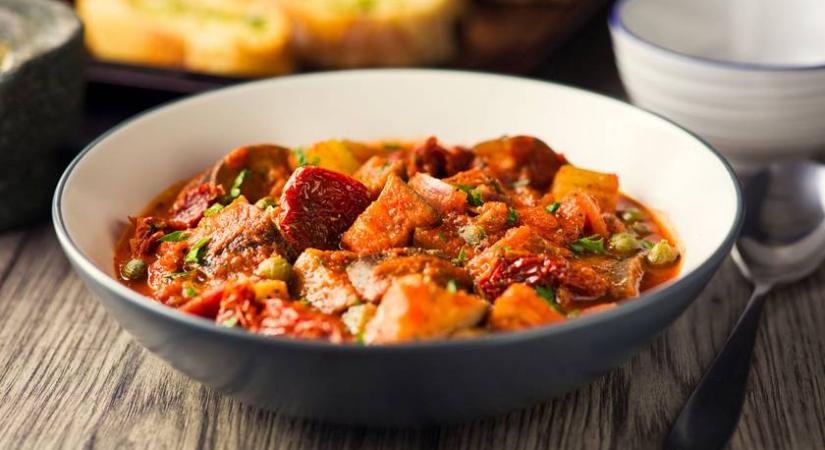 A szaftos szicíliai padlizsánragu, a caponata receptje: sütőben pirított zöldség az alapja