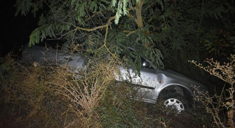 Ittasan vezetett, az árokban kötött ki a besenyszögi sofőr