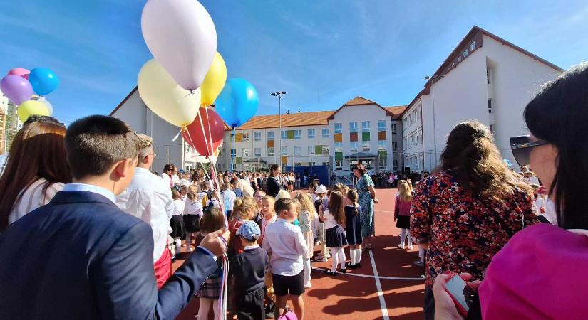 Felszálltak a színes lufik: elkezdődött a tanév Csíkszeredában