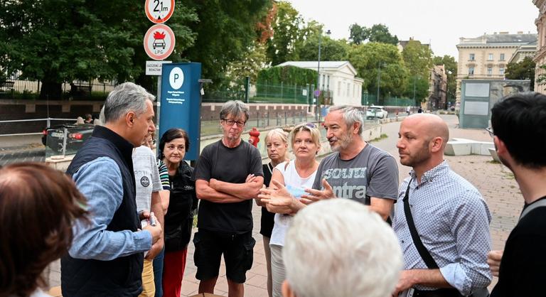 Lázár János a Pázmány campusának megépítése ellen tüntetőkkel kávézott